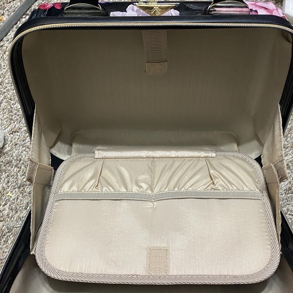 Elegant Floral Travel Bag with Black Accents - Picture 7 of 9